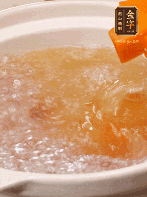 倒入開水、南瓜塊、南瓜泥中火煮5分鐘