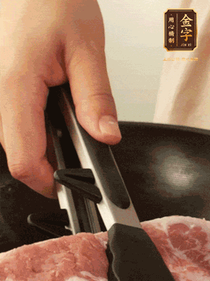 大塊五花肉皮面朝下，烙2-3分鐘