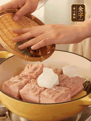 五花肉皮朝下，桂皮、八角、香葉、冰糖、生抽、花雕酒