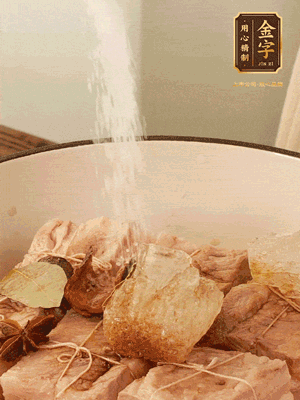 加水沒(méi)過(guò)，大火煮開(kāi)轉(zhuǎn)小火慢燉2小時(shí)，煮到收汁