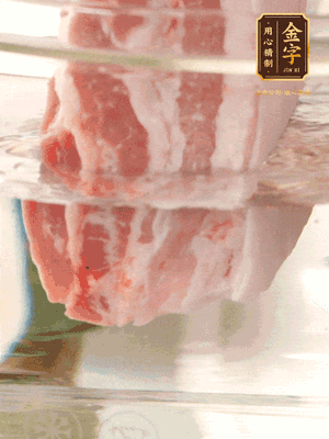 大塊豬五花冷水下鍋，蔥、姜、花雕酒焯水