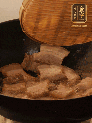 鍋中少油，翻炒五花肉