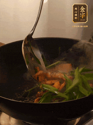 黃豆醬、鹽、糖調味，淋一圈花雕酒，蒜白先下，蒜葉后下