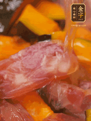 下香腸，倒沒過南瓜的水，加1/2勺鹽、1/2勺白糖、1勺蠔油燜8分鐘