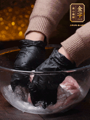 豬肚放入面粉、鹽、白酒，反復(fù)揉搓（重復(fù)3遍），洗掉表面的黏液。再把豬肚翻過來，剪去油脂，一樣反復(fù)揉搓干凈