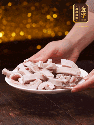 豬肚冷水下鍋，姜蔥料酒去腥，水開煮5分鐘，撈出，切小塊。