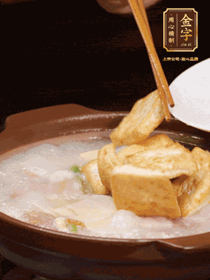 倒入開水大火煮開，轉(zhuǎn)中小火放咸肉，放一點點糖、味精慢燉10分鐘
