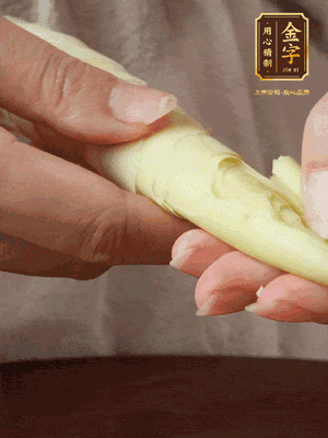 春筍沿著外皮豎著淺劃一刀，剝下外殼，切掉尾部的老根，切滾刀塊。（這個時候的春筍最為鮮嫩脆爽，不需要焯水去除澀味）
