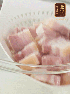 金字淡咸肉、排骨分別加料酒、蔥、姜冷水下鍋焯水，水開撇去浮沫撈出。