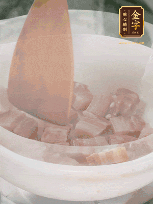 砂鍋內(nèi)咸肉微微煸出香味，再倒入開水。放排骨滾開后轉(zhuǎn)中小火篤30分鐘。（水盡量一次加足，以免中途加水沖淡鮮味。這一步是湯底濃白的關(guān)鍵）