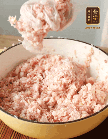 肉丁、咸肉丁、一丟丟鹽、料酒拌勻，反復(fù)摔打上勁。接著加入1兩蔥姜水，反復(fù)拌勻摔打上勁。前后共加3遍。3遍后筍丁，接著反復(fù)摔打上勁。最后加入1個(gè)蛋清、3茶匙生粉拌勻摔打上勁