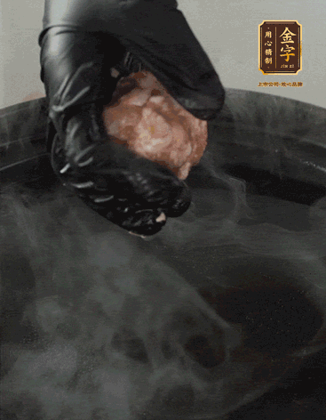 獅子頭摔打至圓潤(rùn)牢固，等水煮開(kāi)后，放獅子頭