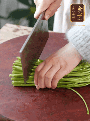 正嫩的藜蒿，掐頭去除根部，切小段