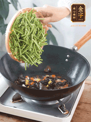 熱油煸香蒜末、姜粒、小米辣，再下臘肉煸炒出香味