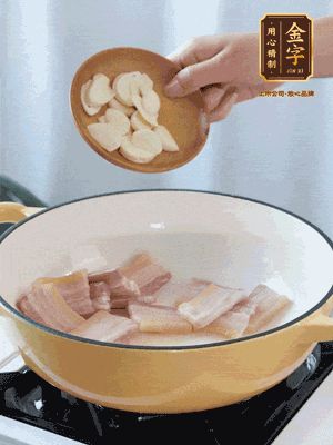 熱油下咸肉煸出香味，加蒜片、毛豆翻炒均勻