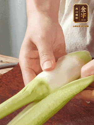 茭白去皮切絲，下鍋稍稍汆燙一下瀝干。