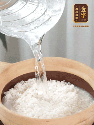 倒入浸泡30分鐘的米，中火煮開(kāi)后轉(zhuǎn)小火。