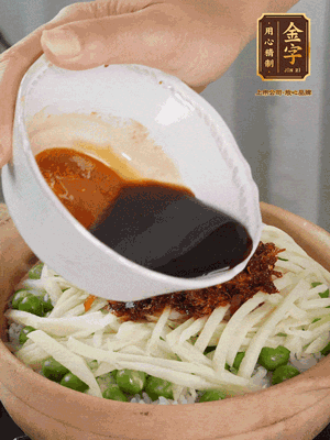 繼續(xù)小火燜3分鐘，淋上XO醬攪拌均勻。
