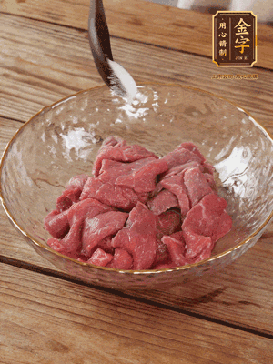 牛肉切丁，加黑胡椒海鹽、橄欖油腌10分鐘