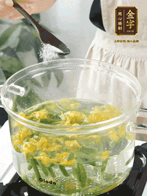 水開后，加鹽、黃瓜花焯水30秒