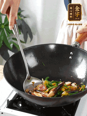 煸香蒜末，下香腸翻炒均勻，再依次下雞縱菌、黃瓜花