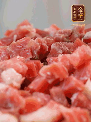 做月餅餡 火腿切成小丁，溫水浸泡5分鐘，上鍋蒸熟15-20分鐘，再將火腿丁、白砂糖、蜂蜜攪拌腌漬2小時(shí)
