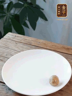 做水油皮、油酥 將油皮材料放入料盆中，加100ml水?dāng)嚢璩裳┗ㄆ瑺?。在案板上反?fù)揉搓成有一定筋度的光潔面團(tuán)，搓成14個(gè)團(tuán)子。
