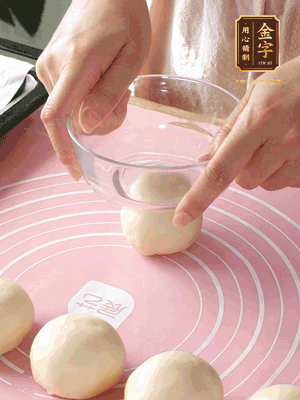 按扁后搟成圓形面皮。餡料放在面皮中心，把餡料包緊，捏緊收口