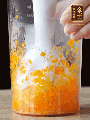 加玉米油、水怡、水揉搓成細膩的面團。松弛半小時后，分成37g一個