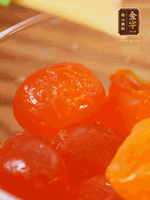 咸蛋黃噴白酒，170℃烤10分鐘。打碎過篩