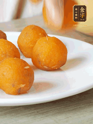 融化的黃油、芝士粉攪勻，加糖粉、蛋液、淡奶油、咸蛋黃攪勻，再加入玉米淀粉、奶粉拌勻，用不粘鍋炒至抱團