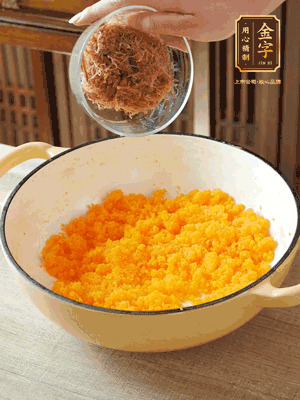 加火腿絲拌均，分成37g一個餡料，冷凍30分鐘