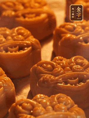 表面噴上水，烤箱預(yù)熱至190℃，170℃烤10分鐘