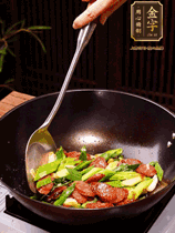 油熱下香腸炒至兩面微焦，下姜蒜、干辣椒、小米椒碎爆香