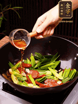 下蒜苗炒軟，沿鍋邊烹入一勺料酒，加醬油、蠔油、白糖調(diào)味炒勻