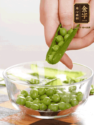 處理食材，藕切片，豌豆剝殼，菱角剝殼， 依次焯水