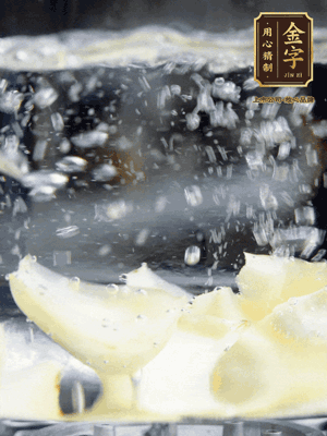 燒開(kāi)一鍋水，甜豆米、百合燙10秒