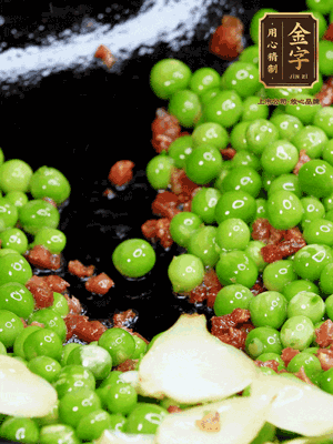 鍋內(nèi)少許油，下火腿煸香，再下甜豆米、百合翻炒，少許鹽、一點(diǎn)水煮到收干