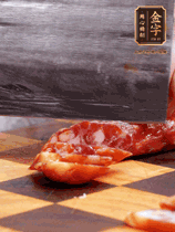 處理食材：香腸切片，土豆切塊、胡蘿卜切丁、豆角切段