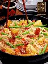 加水，沒(méi)過(guò)大部分食材。把瀝干水分的米飯均勻地鋪在上面，筷子戳幾個(gè)洞