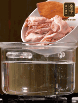 麻鴨切塊，冷水下鍋，加蔥姜、料酒焯水。撈出溫水洗凈