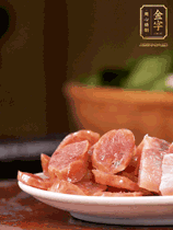 金字咸肉、金字香腸煮熟。咸肉切條、香腸切片備用。