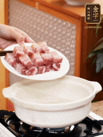 鍋內(nèi)倒油，下咸肉微微煸炒，再放排骨炒一下