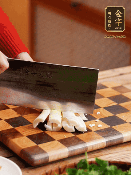 春筍剝?nèi)ネ鈿?，拍碎切成小條