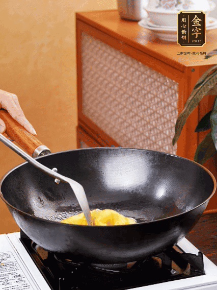 熱油，下雞蛋液煎好，盛出備用