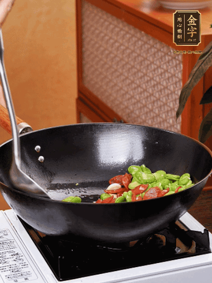 再放入蠶豆翻炒，加一點點醬油調(diào)味