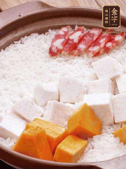 砂鍋涂油，放入泡好的大米。鋪上芋頭、南瓜，倒入開水剛好沒過，中火煮到水收干