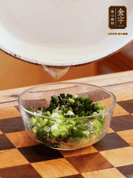 姜末、蔥末加鹽，潑熱油做成蔥姜醬