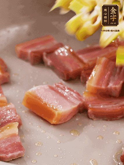 再放春筍翻炒一下，倒入砂鍋中，加適量的熱水，大火燜煮6分鐘