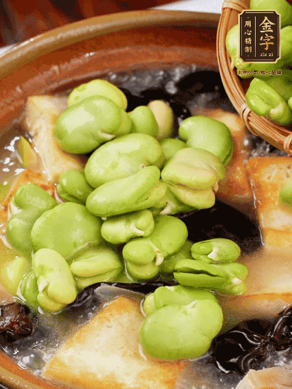 最后可以放豆瓣、木耳煮熟，依照個(gè)人口味加點(diǎn)鹽調(diào)味